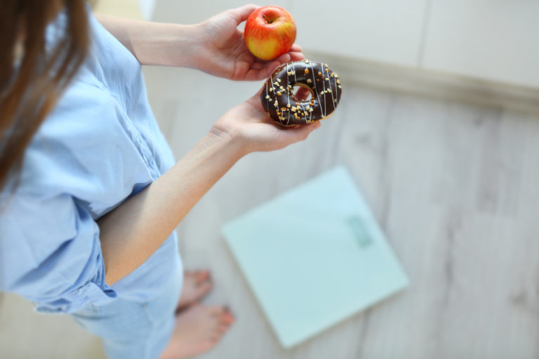 ¿Antojo de dulces mientras estás a dieta?  Así la vencerás