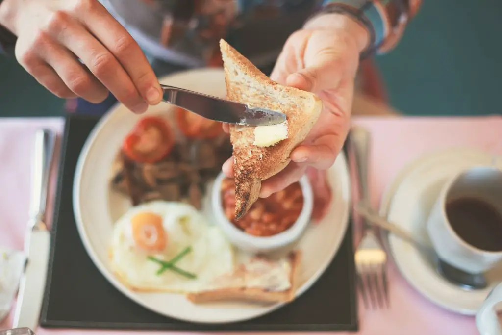 Desayuno: ¿a qué hora debe comer si tiene un nivel bajo de azúcar en la sangre?