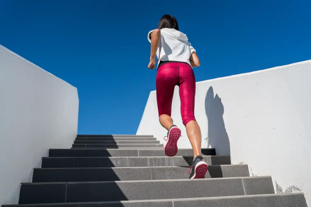 ¿Estás subiendo las escaleras rápido o lento?  Lo que puede decir sobre tu corazón