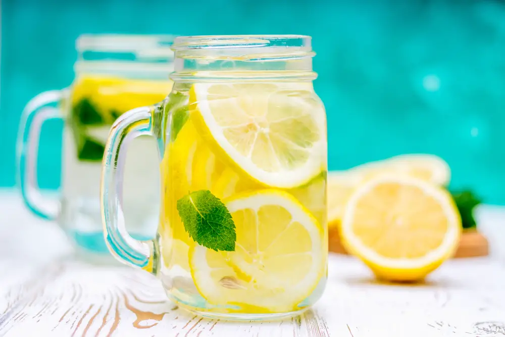 Agua de limón: 4 cosas que no sabes que puede hacer por ti